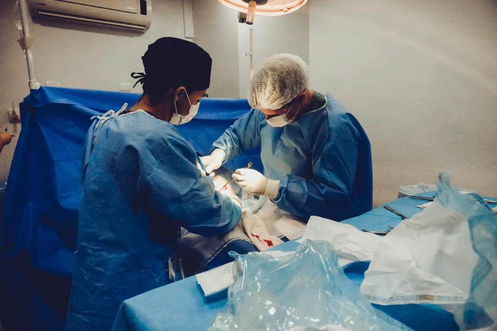 Cirugía mayor en hospital privado, procedimiento cubierto por seguros de gastos médicos mayores y seguro médico.