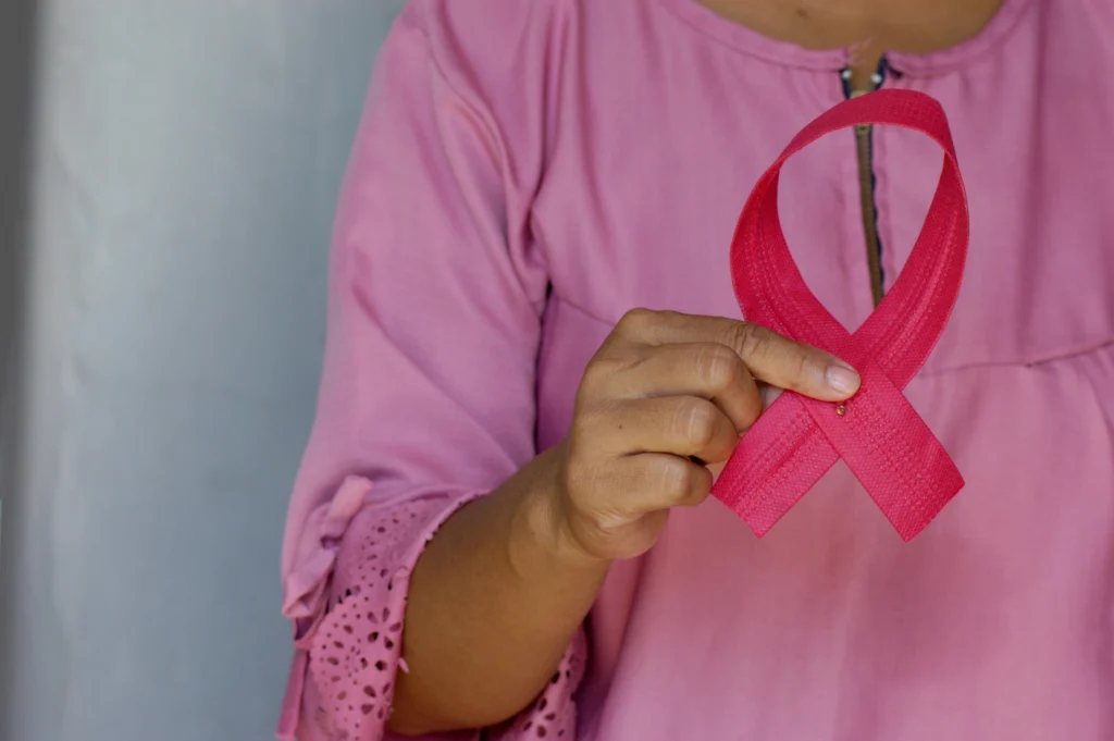 El cáncer de mama es una de las enfermedades más comunes entre las mujeres en el mundo.